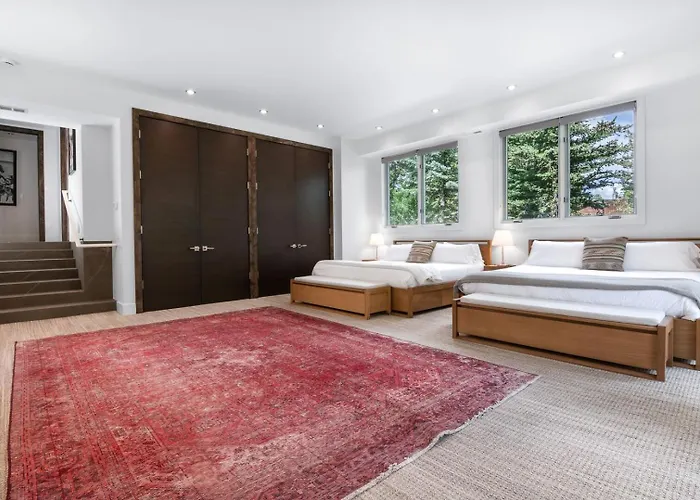 Rmr: Montreux House In Holiday home