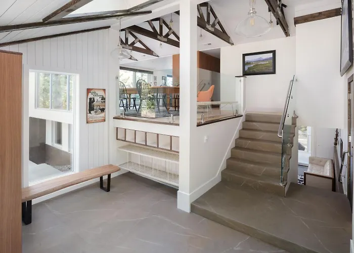 Rmr: Montreux House In Holiday home