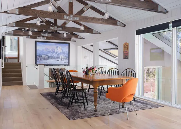 Rmr: Montreux House In Holiday home