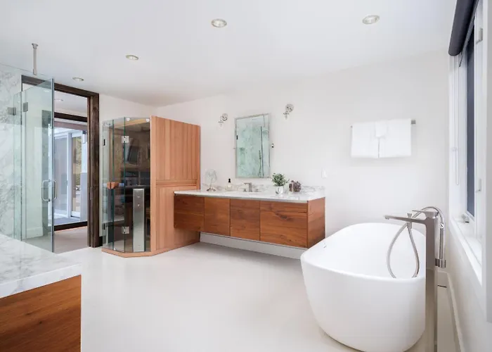 Rmr: Montreux House In Holiday home